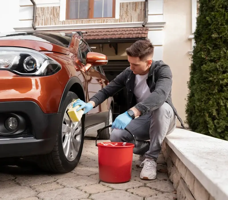 Lavage auto à domicile Hennezis : professionnel intervenant sur un véhicule